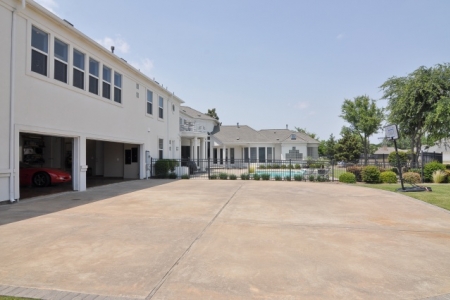 1620 Airpark Lane garage court