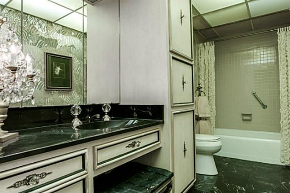 3310 Fairmount 11D Master bath