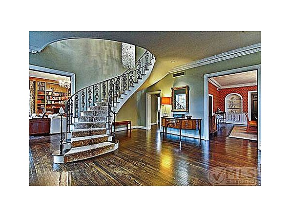 4212 Belclaire foyer