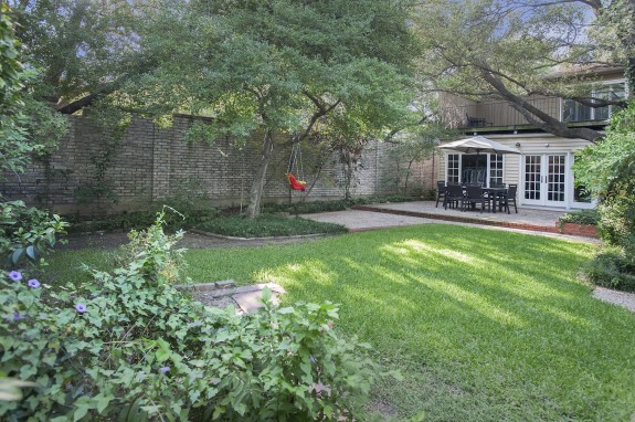 5431_W_University_Back_Yard