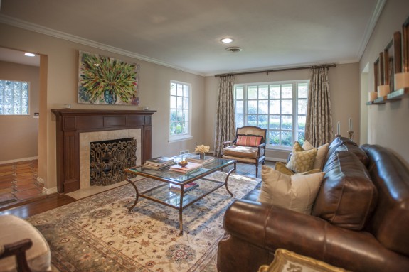 5431_W_University_Living_Room