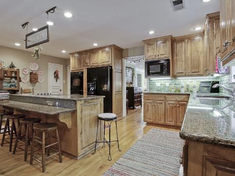 6835 Woodland kitchen