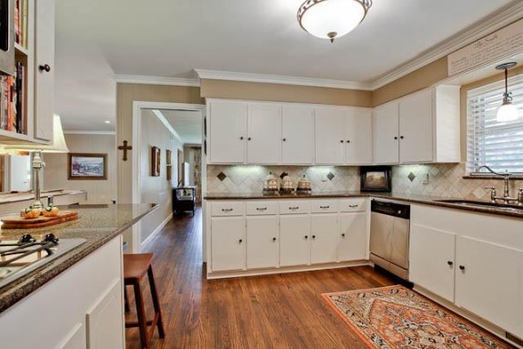 6907 Dalhart Kitchen