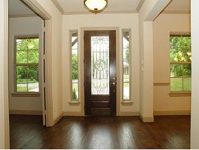 6911 Gaston foyer