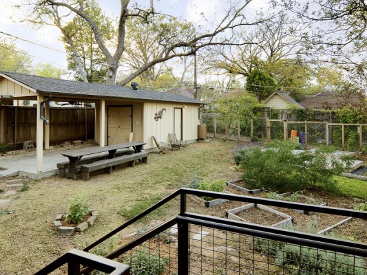 6927 Patricia Backyard