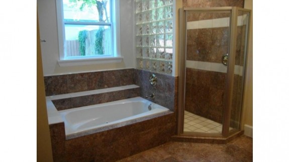 7023 Casa Loma Bath
