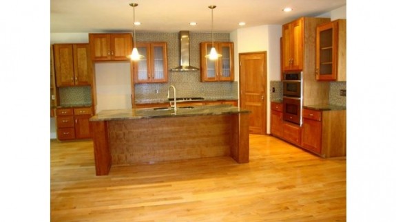 7023 Casa Loma Kitchen
