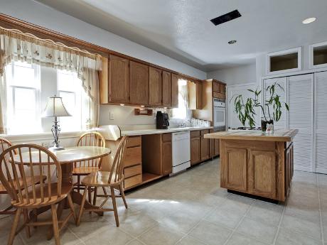 815 Kidd Springs Kitchen