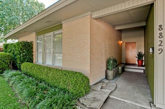8829 Hackney Entryway