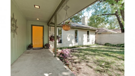 926 Peavy Road Courtyard