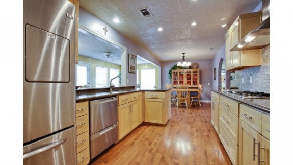 926 Peavy Road Kitchen