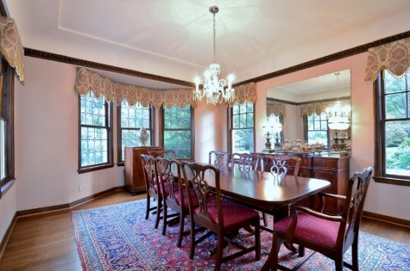 6935 Lakeshore dining room